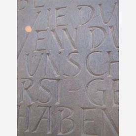 Schrift auf Stein